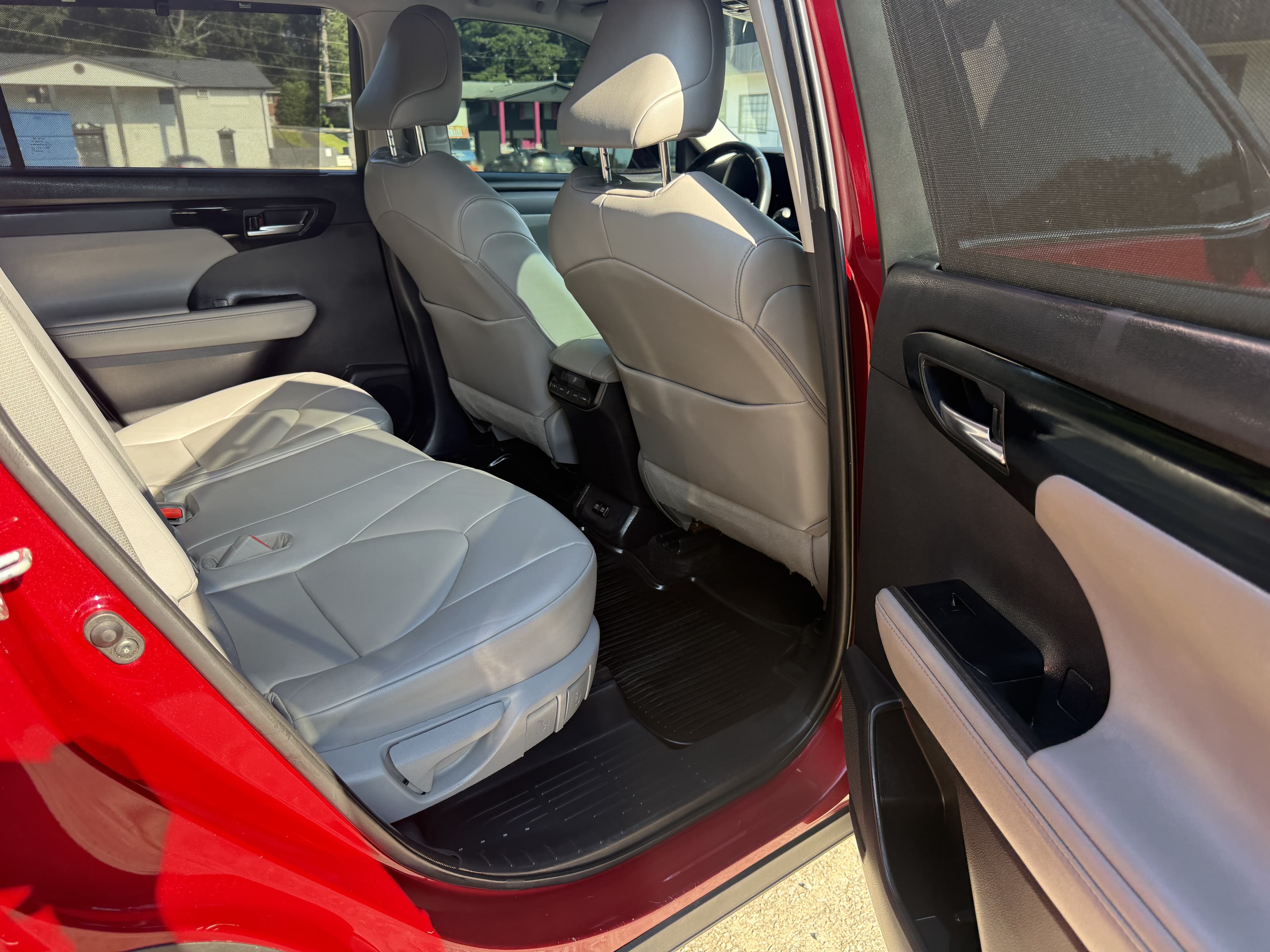 2026 Toyota Highlander XLE full loaded thumbnail 3