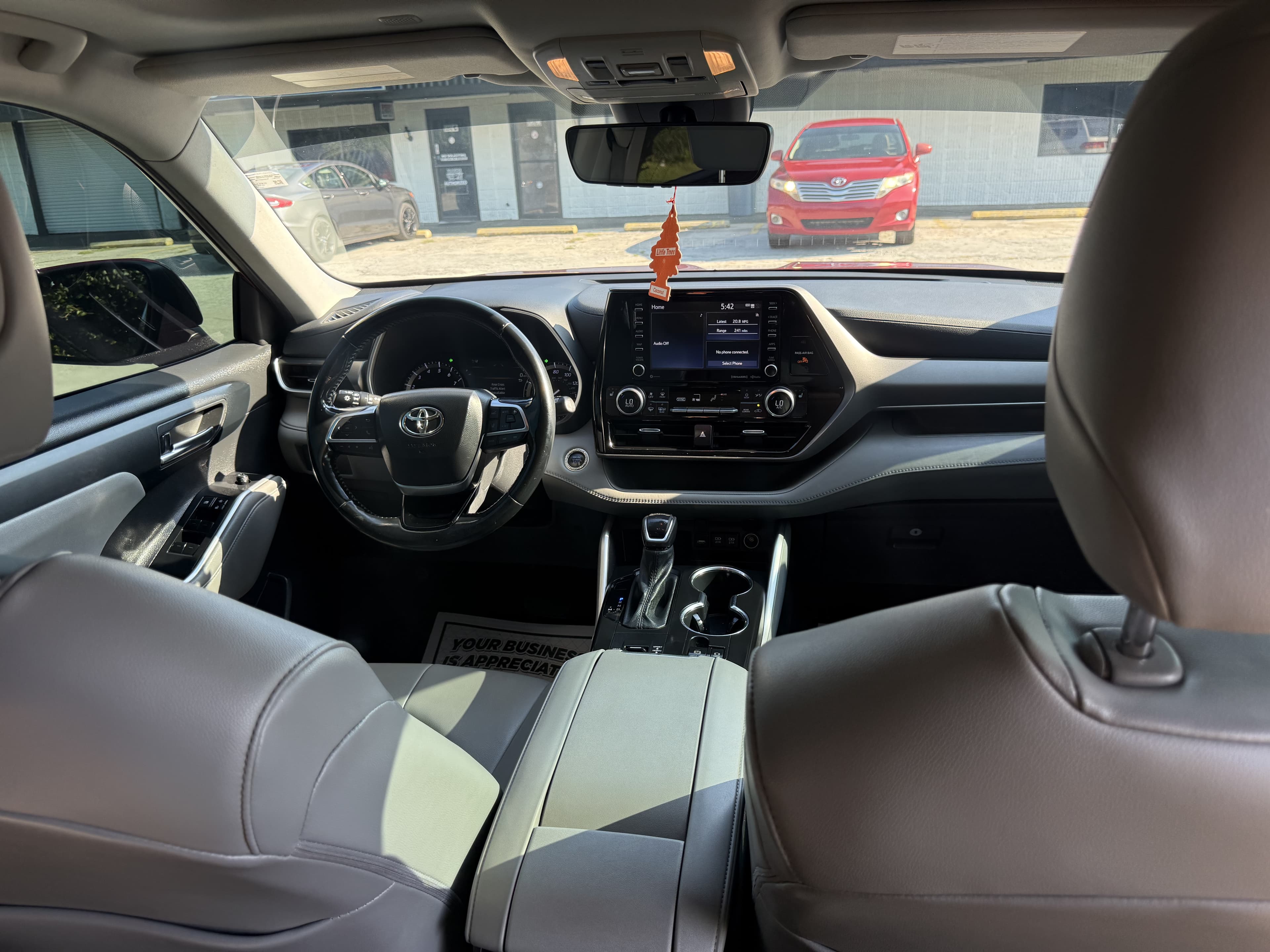 2026 Toyota Highlander XLE full loaded thumbnail 10